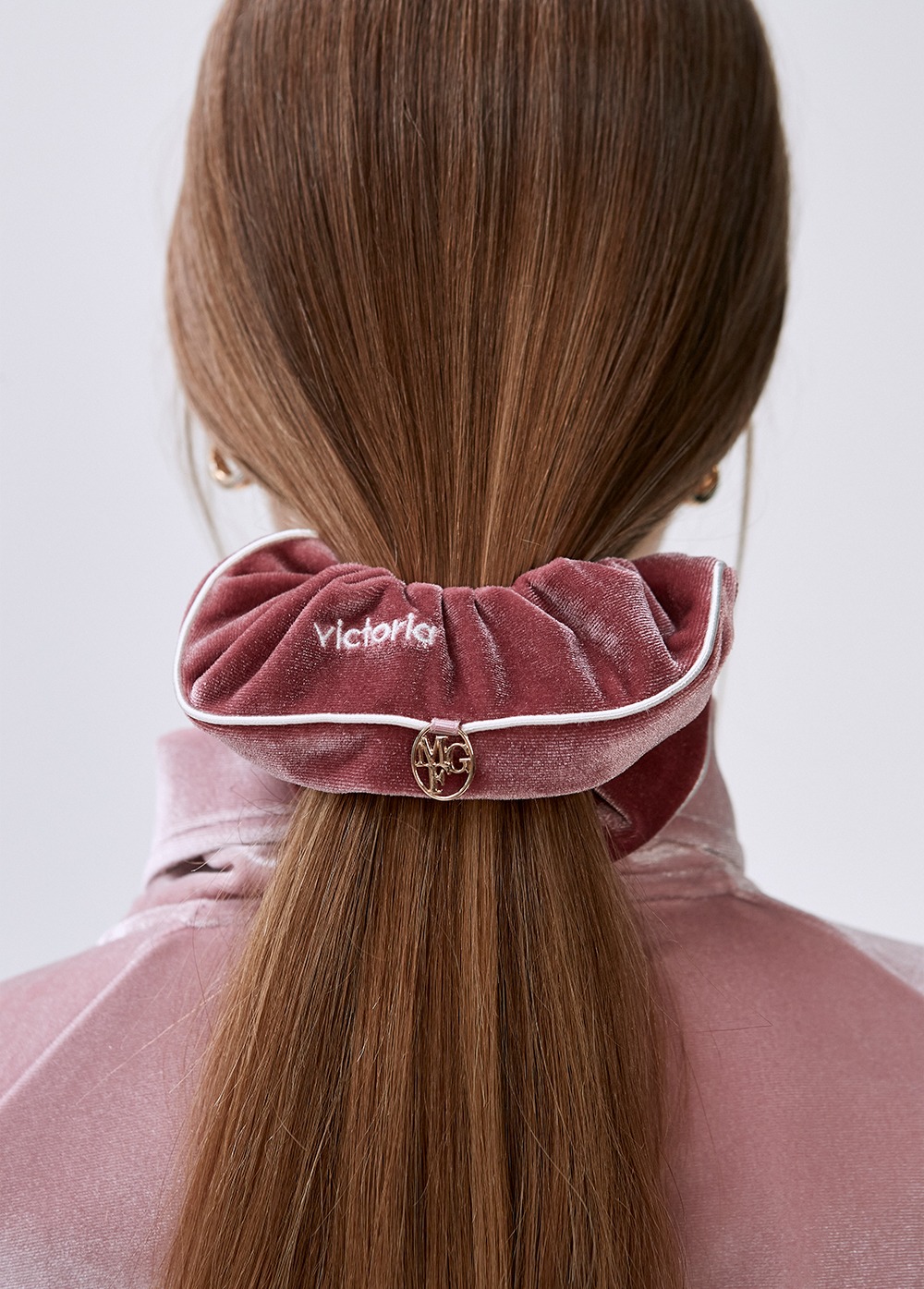 MFG X VICTORIA VELVET HAIR SCRUNCHIE pink